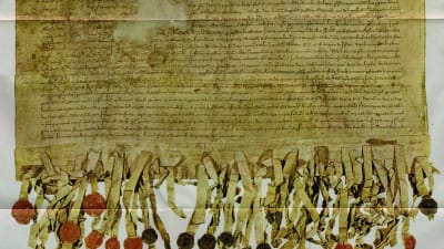 Ett gammalt dokument med text och sigiller i rött och svart. En kopia av Arbroathdeklarationen som utropade Skottland självständigt år 1320. Hade mest symboliskt värde.