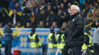 Hasse Backe står och ser på Finland spela mot Ukraina.