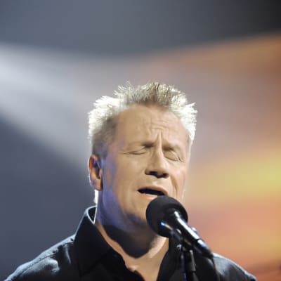 Olli Lindholm lavalla.