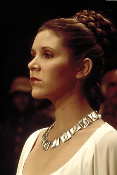 Skådespelaren Carrie Fischer bär halsbandet Planetaariset laaksot designad av Björn Weckström  i filmen Stjärnornas krig från år 1977.