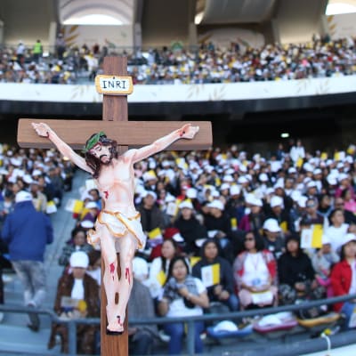 Jesus på korset under påvemässan i Abu Dhabi 5.2.2019