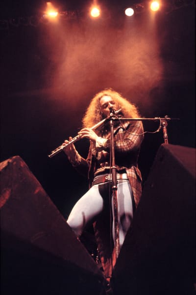 Ian Anderson i Jethro Tull spelar flöjt på ett ben live på Wembley Arena 1973.