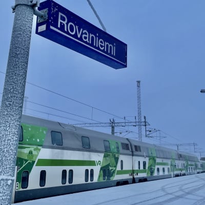 Juna seisoo Rovaniemen rautatieasemalla.