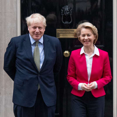Boris Johnson och Ursula von der Leyen står framför Johnsons bostad i London i januari 2020.