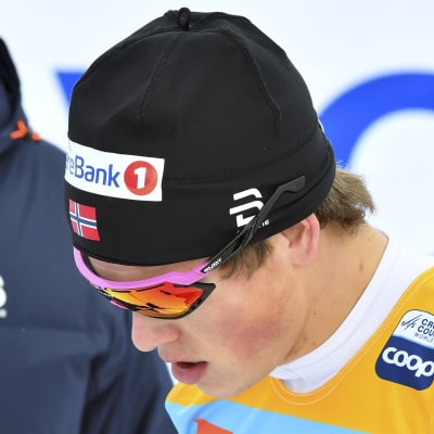 Johannes Hösflot Kläbo tittar nedåt.