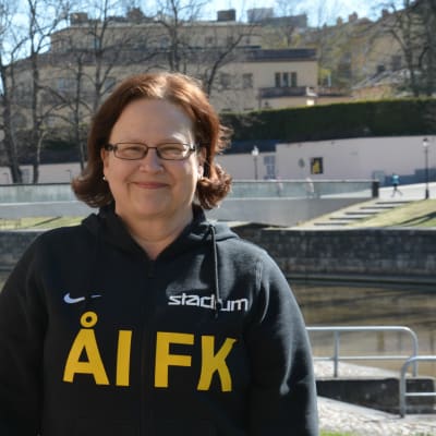 Lena Hindström-Pesu vid åstranden i Åbo.