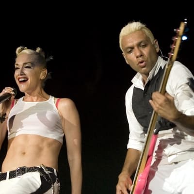 Gwen Stefani och Tony Kanal i No Doubt uppträder.