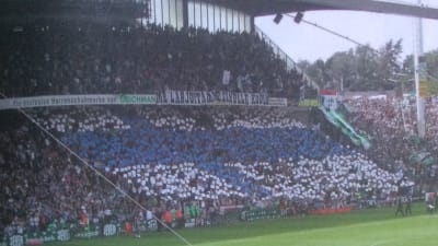 Borussia Mönchengladbachs fans hyller Mikael Forssell med en finsk flagga