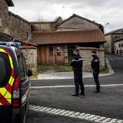 Två poliser och en polisbil i en liten by i Frankrike. 