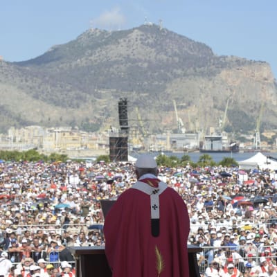 Påven besöker Palermo för att hedra en präst mördad av maffian 1993.
