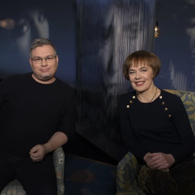 Kirjailija Tommi Kinnunen ja tutkija Marianne Junila Mediapoliksen studiossa Tampereella.