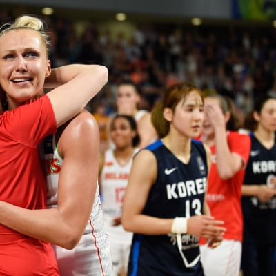 Jelena Levtshenko kuului vuosia Valko-Venäjän koripallomaajoukkueen kantaviin voimiin. Kuvassa sentteri juhlii maajoukkueen pääsyä Rion olympialaisiin 2016.