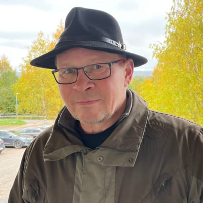 Luonnonvarakeskuksen erikoistutkija Ari Nikula seisoo ulkona ruskaisten puiden edessä.
