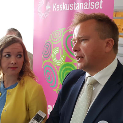 Antti Kaikkonen ja Katri Kulmuni haastateltavina keskustan puheenjohtajatentin jälkeen Rovaniemellä 10.8.2019.