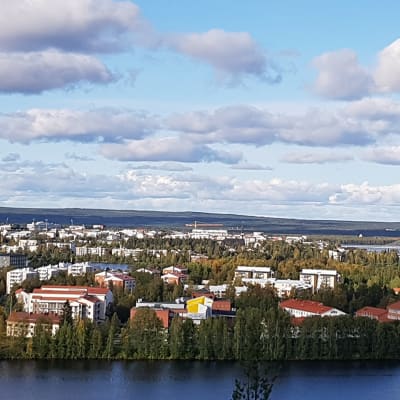 Rovaniemen kaupunki Pöyliövaarasta kuvattuna.