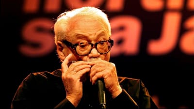 Toots Thielemans spelar munharmonika