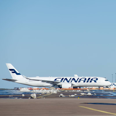Finnairin kone. Helsinki-Vantaa lentoasema. 26.3.2021