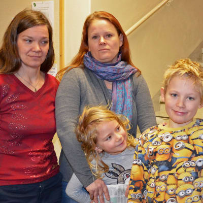 Heidi Abrahamsson och Hanne-Grete Christensen med sina respektive barn, en flicka och två pojkar.