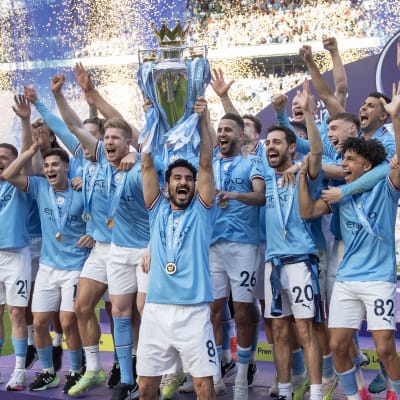 Manchester City juhlii kauden 2022–23 Valioliigan voittoa.