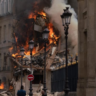 En husfasad har förstörts i en explosion och brand i Paris den 21 juni 2023.