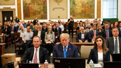Donald Trump i rättssal.