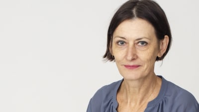 En mörkhårig leende kvinna.