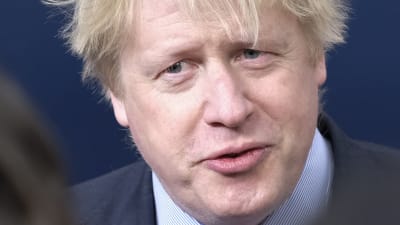 Storbritanniens utrikesminister Boris Johnson talar med journalister i Bryssel