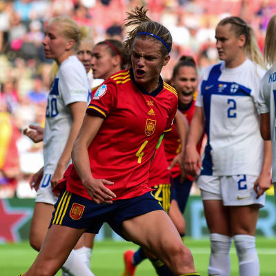 Irene Paredes firar mål i EM mot Finland.
