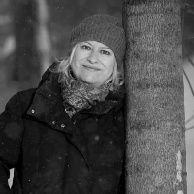 Sinikka Nopola omgiven av ett vinterlandskap