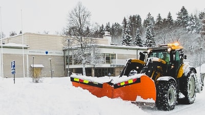 Traktor plogar parkeringsplats vid Borgå idrottshall