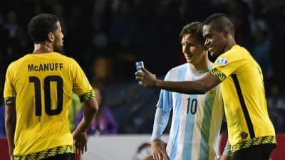 Deshorn Brown tar en selfie med Lionel Messi.
