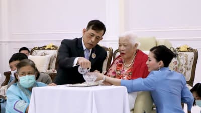 Kung Maha Vajiralongkorn och han systrar uppvaktade nyligen sin mor, änkedrottning Sirikit som fyllde 88 år.