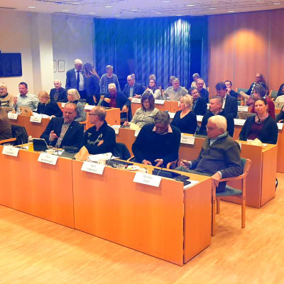 Pargas stadsfullmäktigeledamöter samlade till möte.