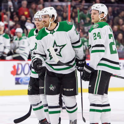 Stephen Johns firar sitt andra mål för säsongen tillsammans med Miro Heiskanen (till vänster) och Roope Hintz (till höger).