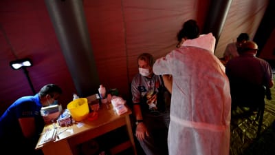 En man fick sin spruta i ett vaccinationstält i en park i Bulgariens huvudstad Sofia den 29 maj. Bara 16 procent av dem över 18 i Bulgarien har fått sin första vaccindos mot covid-19.