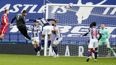 Liverpools målvakt Alisson nickar in 2–1-målet.