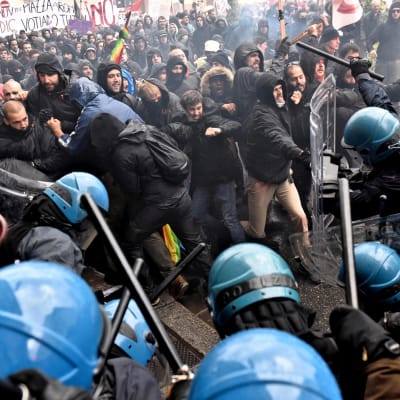 Polisen ingriper mot demonstranter i Florens.
