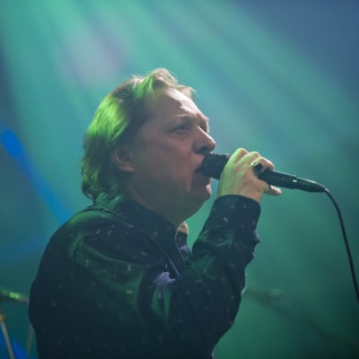 Heikki Salo laulaa studiossa