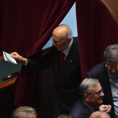 Italiens förra president Giorgio Napolitano röstar om vem som blir hans efterträdare i valets första omgången.