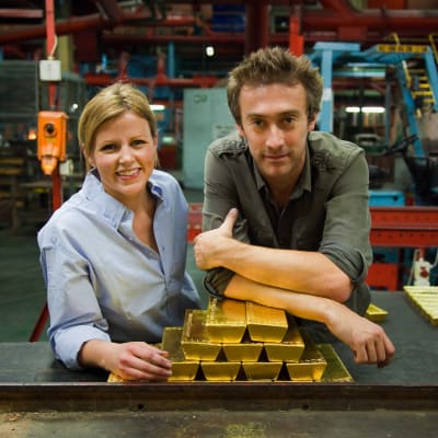 Ellie Harrison ja Dallas Campbell nojailemassa 5,5 miljoonan punnan arvoiseen kultaharkkokasaan