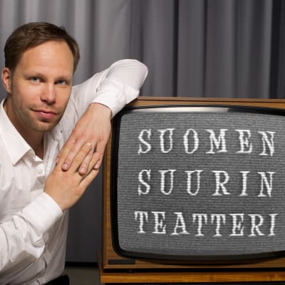 Suomen suurin teatteri -sarjan juontaja Juho Milonoff
