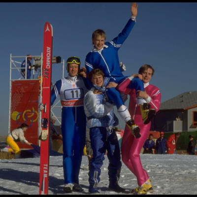 Suomen kultamitalijoukkue Calgaryn joukkuemäessä 1988