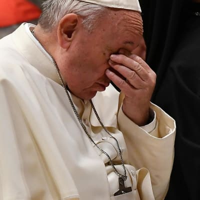 Påven Franciskus under en bön på tredje dagens av konferensen i Vatikanen om sexuella övergrepp mot barn.