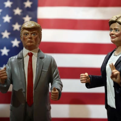 Figuriner som avbildar Donald Trump och Hillary Clinton i Neapel i Italien