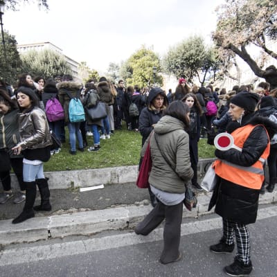 Evakuerade skolelever och lärare på en gata i Rom.