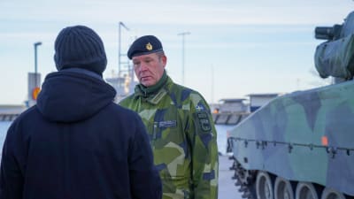 Mattias Ardin pratar med jornalist. I bakgrunden ett militärfordon.