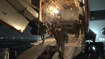 Den ryska försvarsmakten har publicerat videor och bilder på ryska "fredsbevarare" som landade i Kazakstan natten till lördagen. 