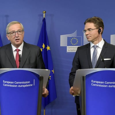 EU-kommissionens ordförande Jean-Claude Juncker talar och vice ordförande Jyrki Katainen lyssnar.