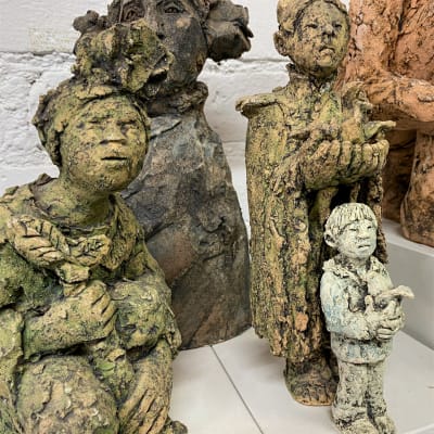 Fyra skulpturer av lera. 