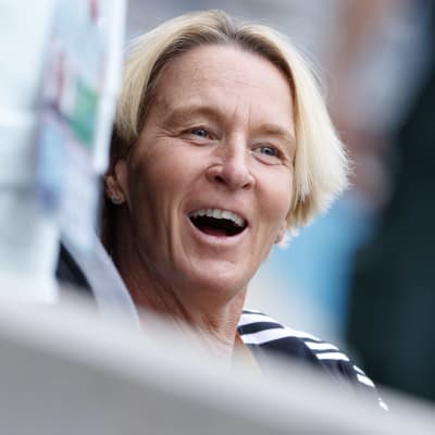 Martina Voss-Tecklenburg i Tyskland ser glad ut under EM 2022.